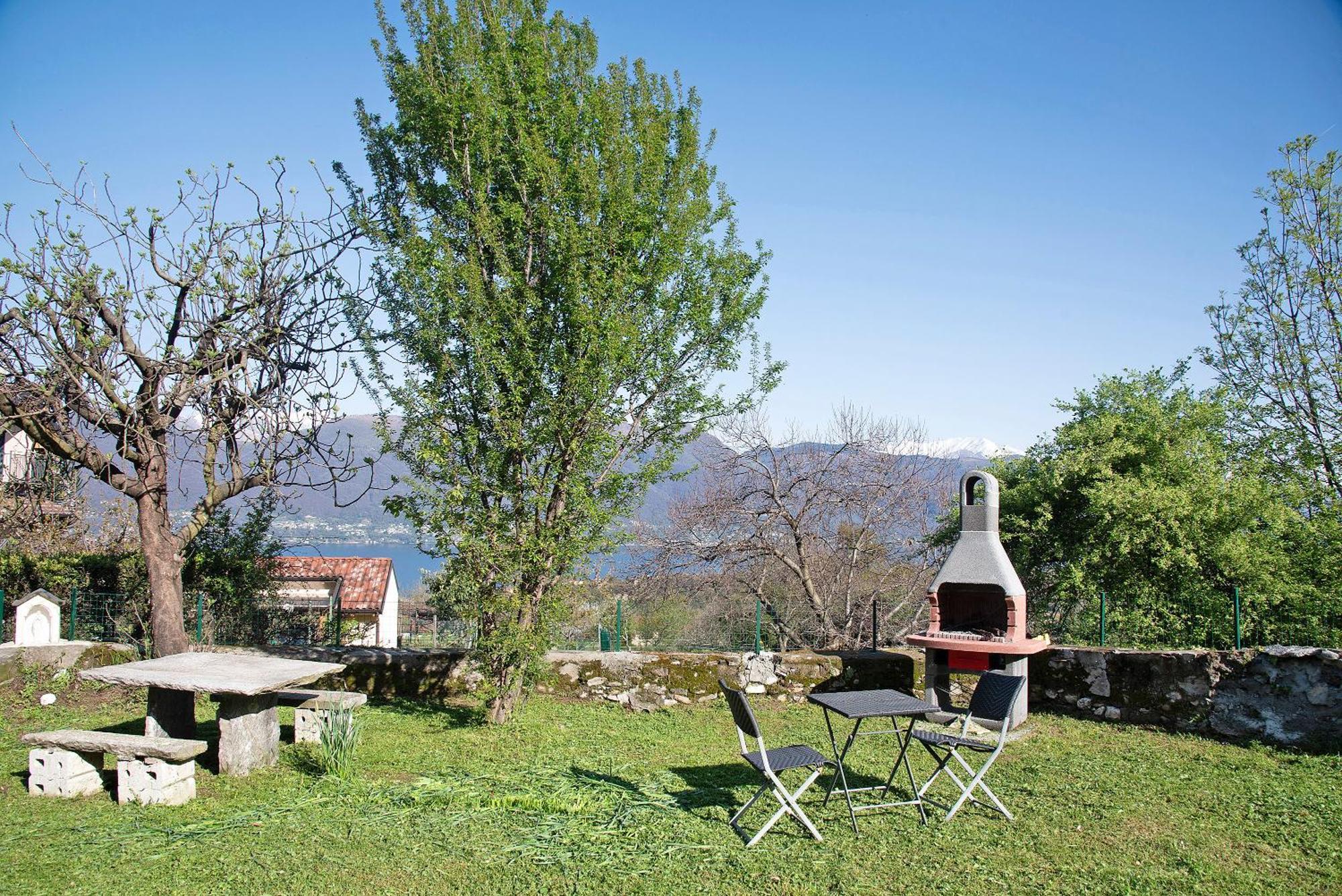La Vecchia Torre Apartment Porto Valtravaglia Bagian luar foto