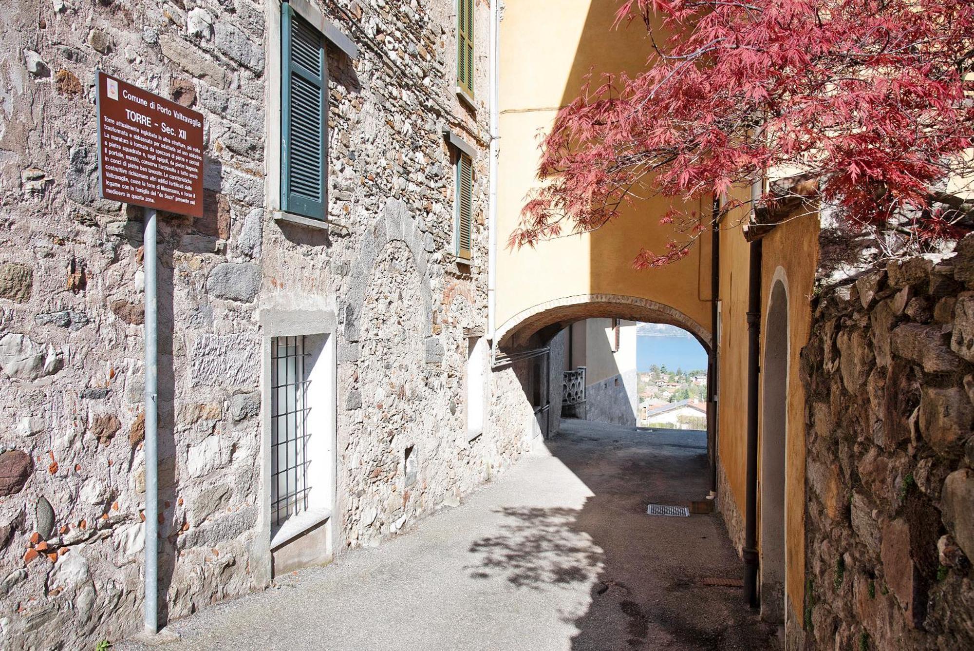 La Vecchia Torre Apartment Porto Valtravaglia Bagian luar foto